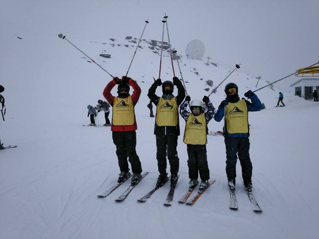 Levantando los bastones en la nieve